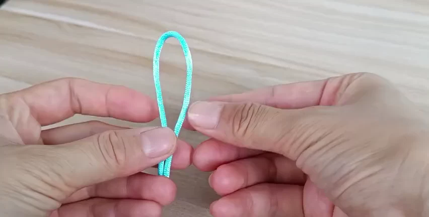 Step 1: Hold the folded cord — 双钱结