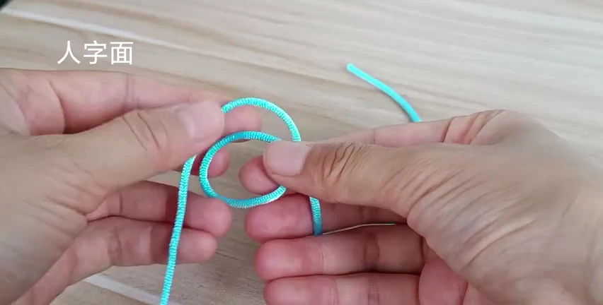Step 2: Make the first side loop — 双钱结