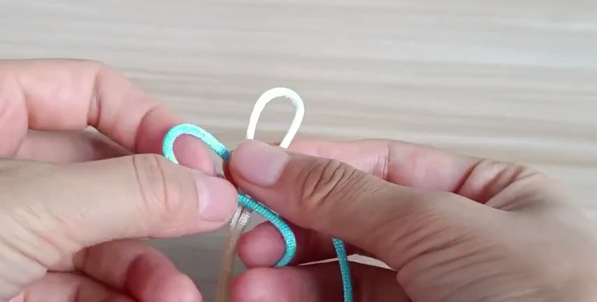 Step 2: Make the first side loop — 双向平结