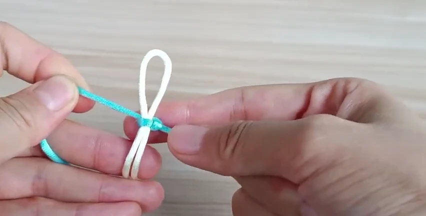 Step 4: Tighten the first half — 双向平结