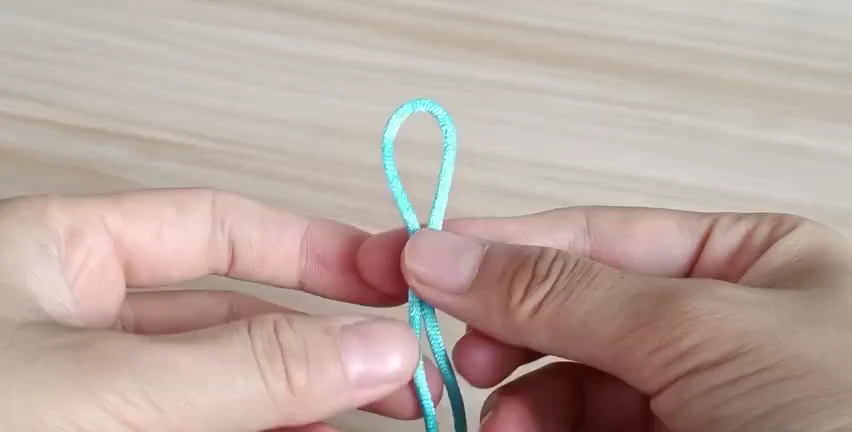 Step 1: Hold the folded cord — 十字结