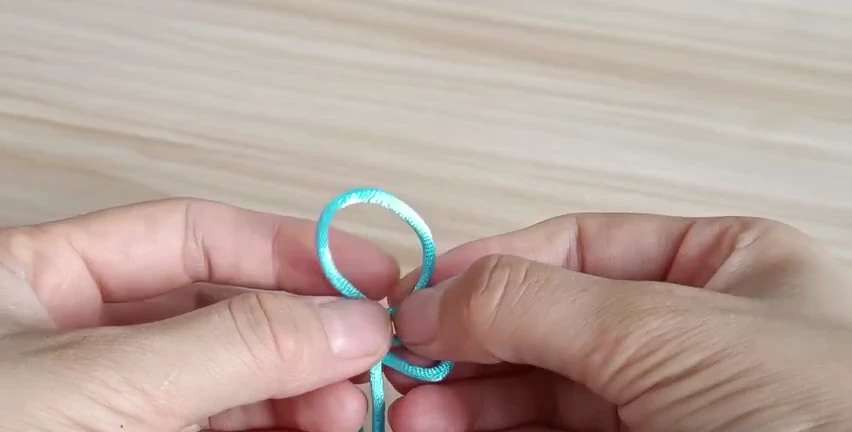 Step 2: Make a small crossing below the fold — 十字结