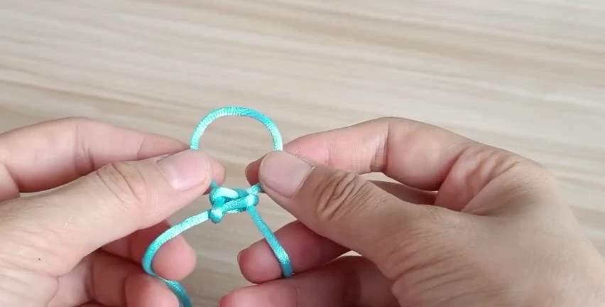 Step 4: Tighten the first cross — 十字结