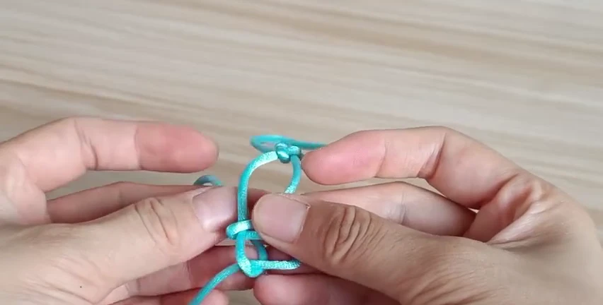 Step 5: Start a second knot lower down — 十字结