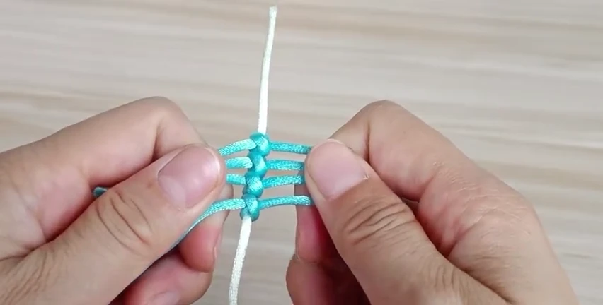 Diagonal Clove Hitch demonstrated with real cord