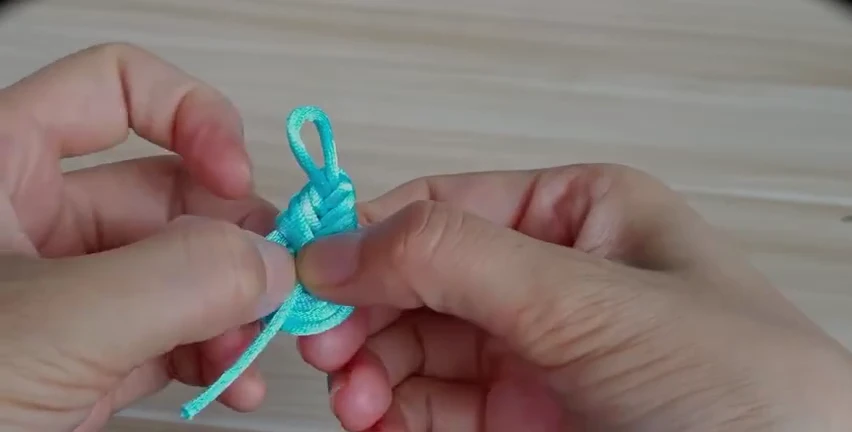 Step 5: Guide the end through the body — 琵琶结