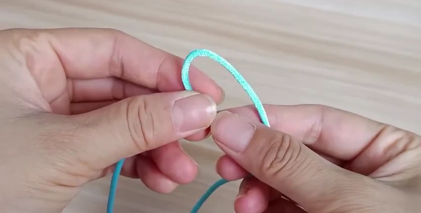 Step 1: Fold the first loop — 三耳酢浆草结