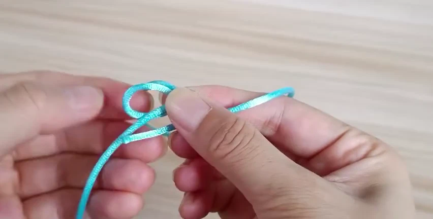 Step 2: Bring the working cord across — 二耳酢浆草结