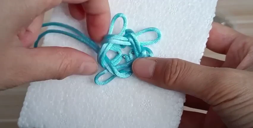 Step 3: Inspect the open woven center — 五耳吉祥结