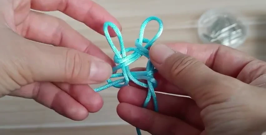 Step 4: Arrange the loops off the board — 五耳吉祥结
