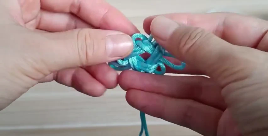 Step 6: Seat the layered crossings — 五耳吉祥结