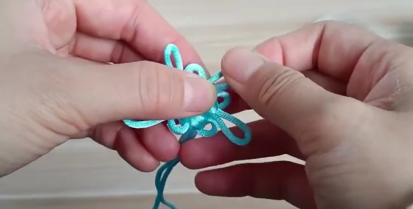 Step 7: Balance the flower outline — 五耳吉祥结