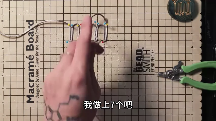 Step 2: Begin the row of upright folds — 一字盘长结