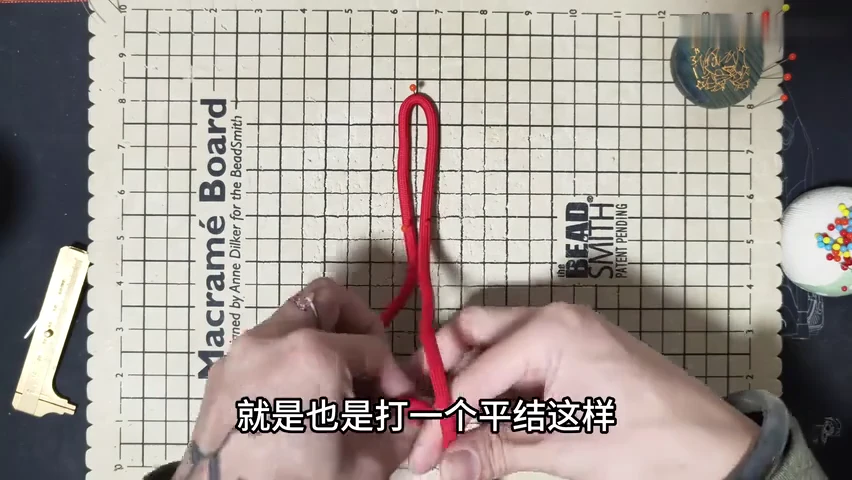 Step 2: Place the first loose crossing — 万字结(总角结)