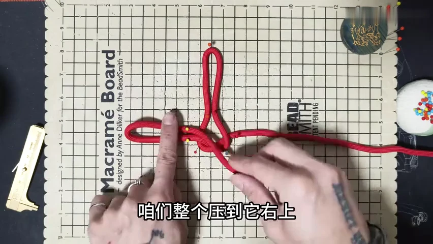Step 3: Form the left side loop — 万字结(总角结)
