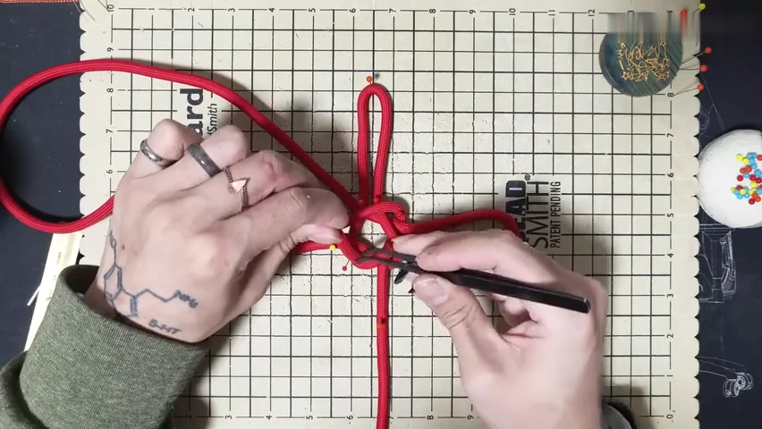 Step 6: Tuck the remaining return through the centre — 万字结(总角结)