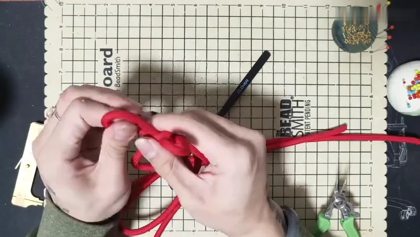 Step 9: Adjust the working ends — 万字结(总角结)