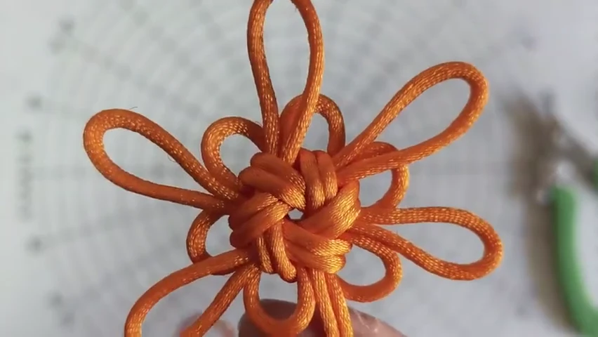 Layered Chrysanthemum Knot shown in the video tutorial