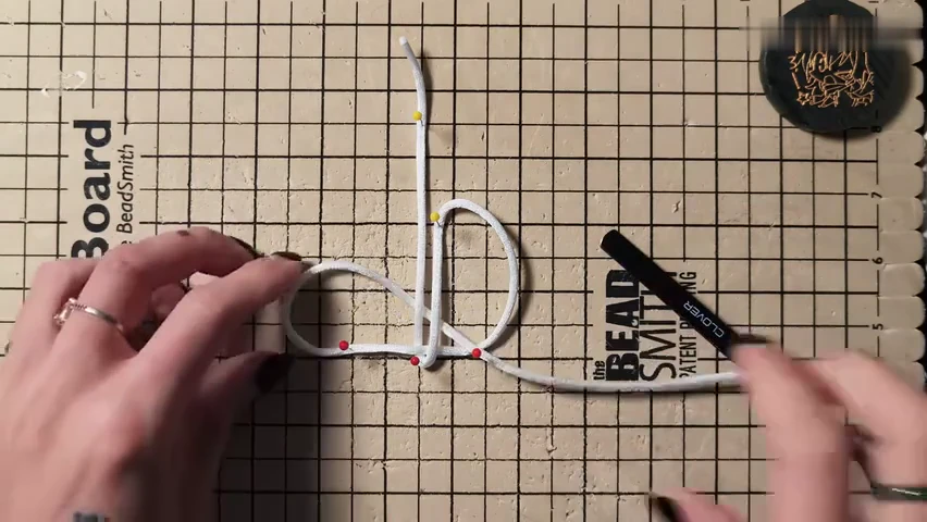 Step 2: Cross the centre and add the opposite loop — 御守结 / 绶带结