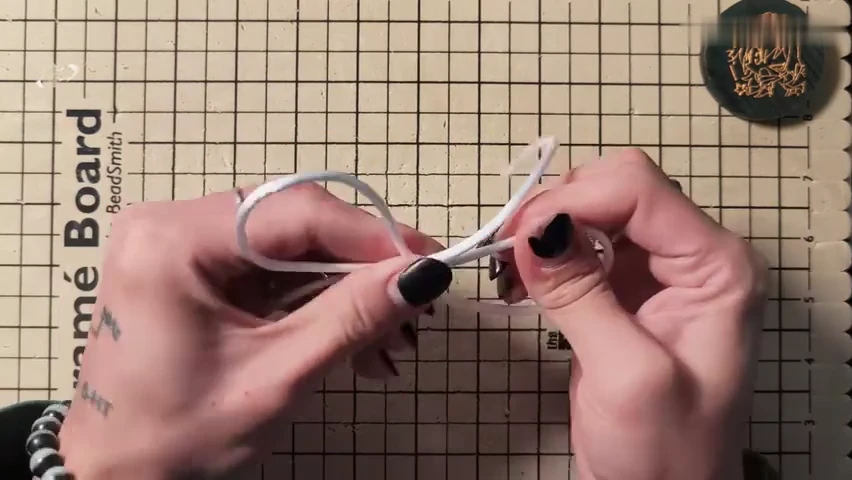 Step 4: Lift and close the first sample — 御守结 / 绶带结