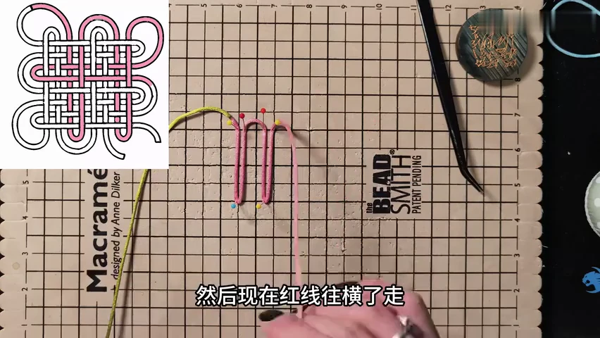 Step 2: Lay the two long vertical folds — 二回盘长结